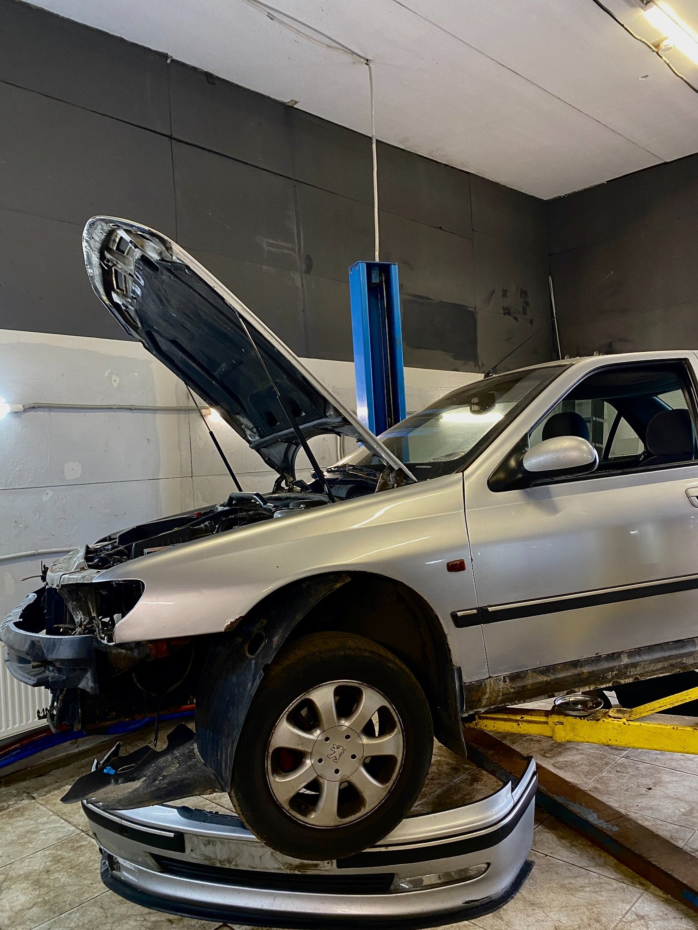 Автомобиль Peugeot на ремонте